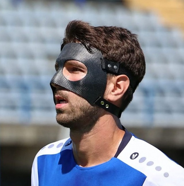 Nogometaš sa Carbon Protector zaštitnom maskom